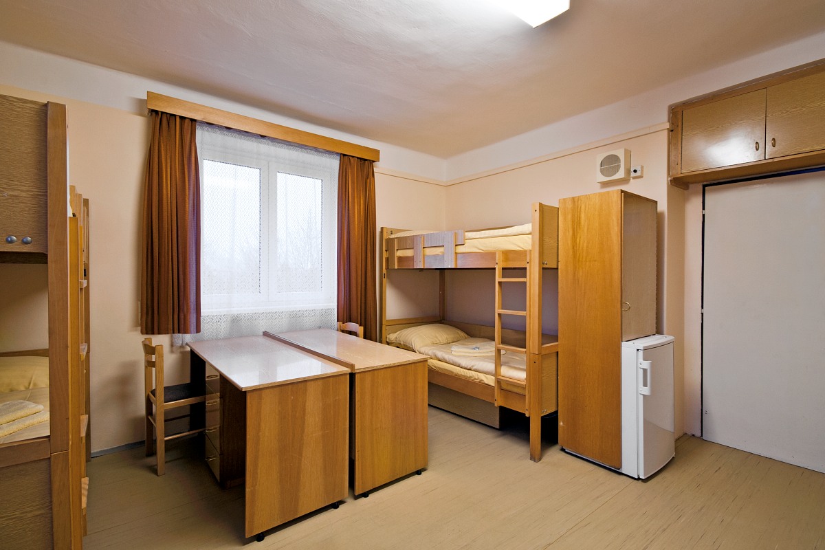 Общежитие назначение. Общежитие ЧЗУ Прага. Страсбургский университет общага. Студенты в общежитии. Мебель для студенческих общежитий.